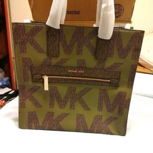 MK kenley Tote/Sold